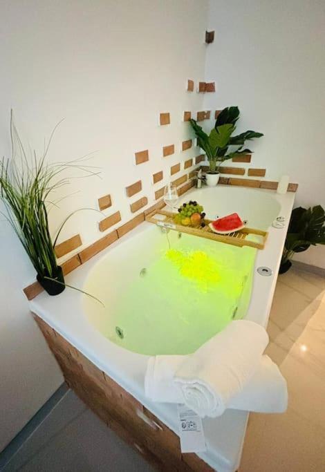 Studio Love Jacuzzi Марсель Экстерьер фото